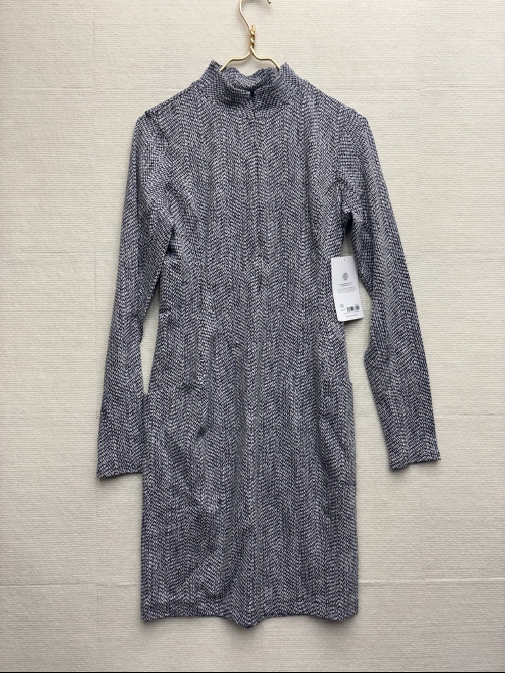 New ATHLETA | Long Sleeve Knit Dress in black and White Delancey textured medium